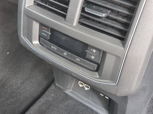 Used 2018 Volkswagen Atlas SEL w/ R-Line Package AWD/4WD image 32