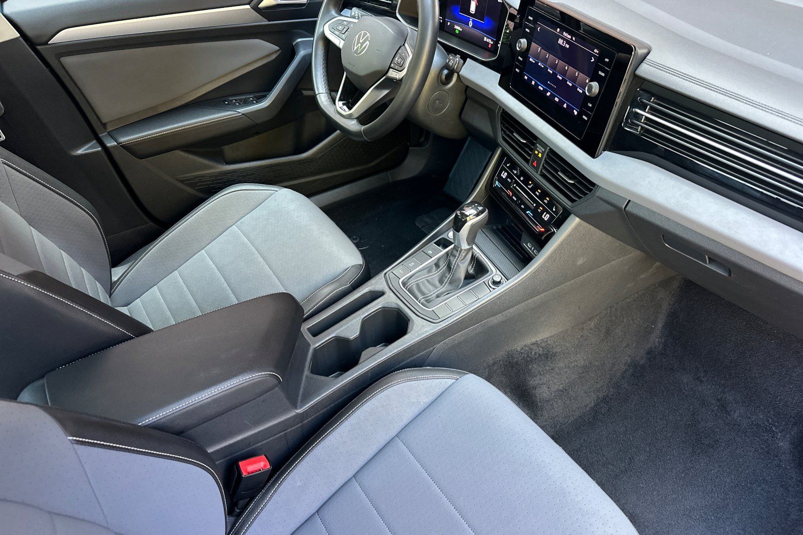 Used 2025 Volkswagen Jetta SE FWD image 19