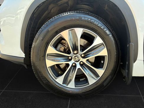 Used 2023 Toyota Highlander XLE image 9