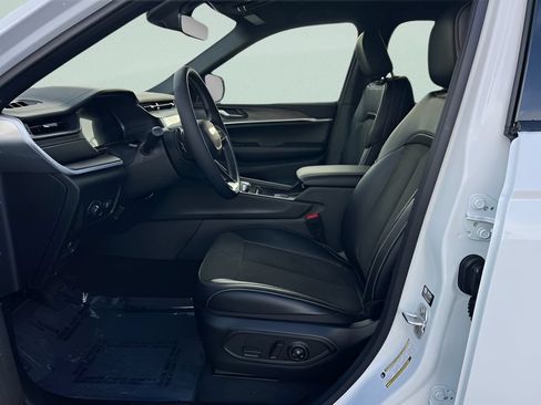 New 2026 Jeep Grand Cherokee Altitude AWD/4WD image 5