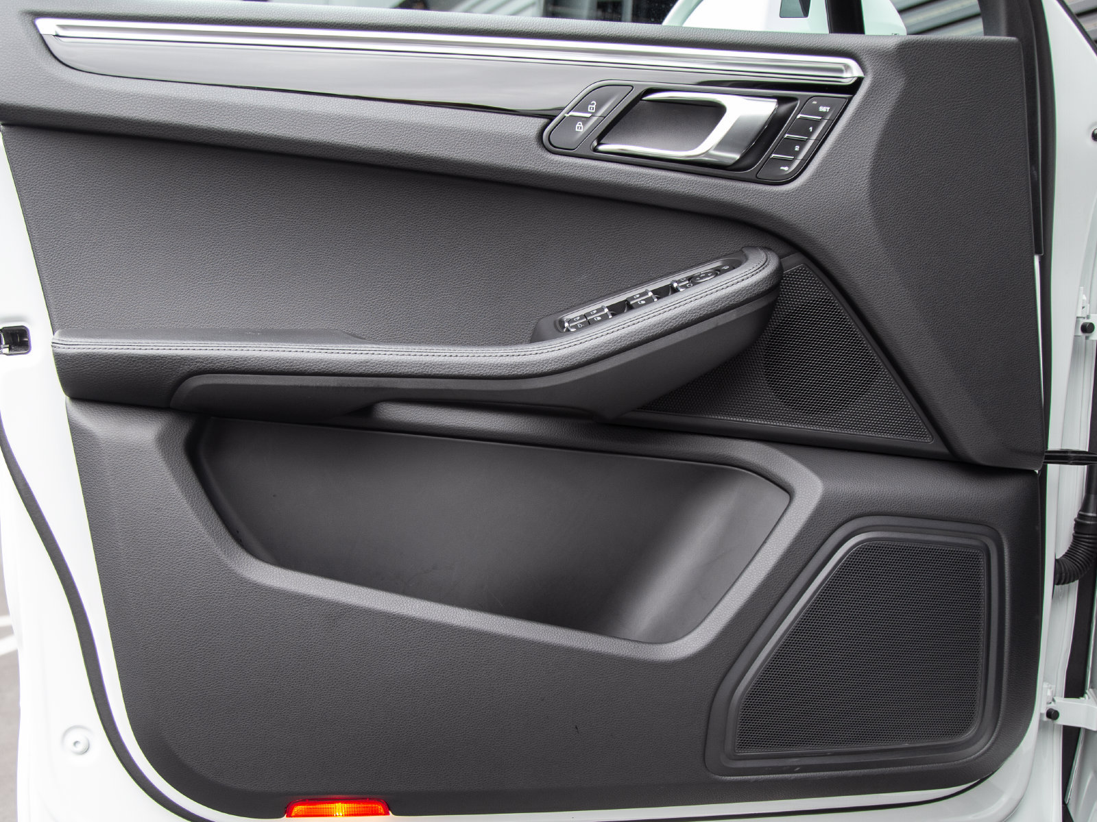 Certified 2023 Porsche Macan AWD/4WD image 14