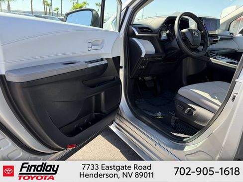 Certified 2025 Toyota Sienna LE FWD image 5