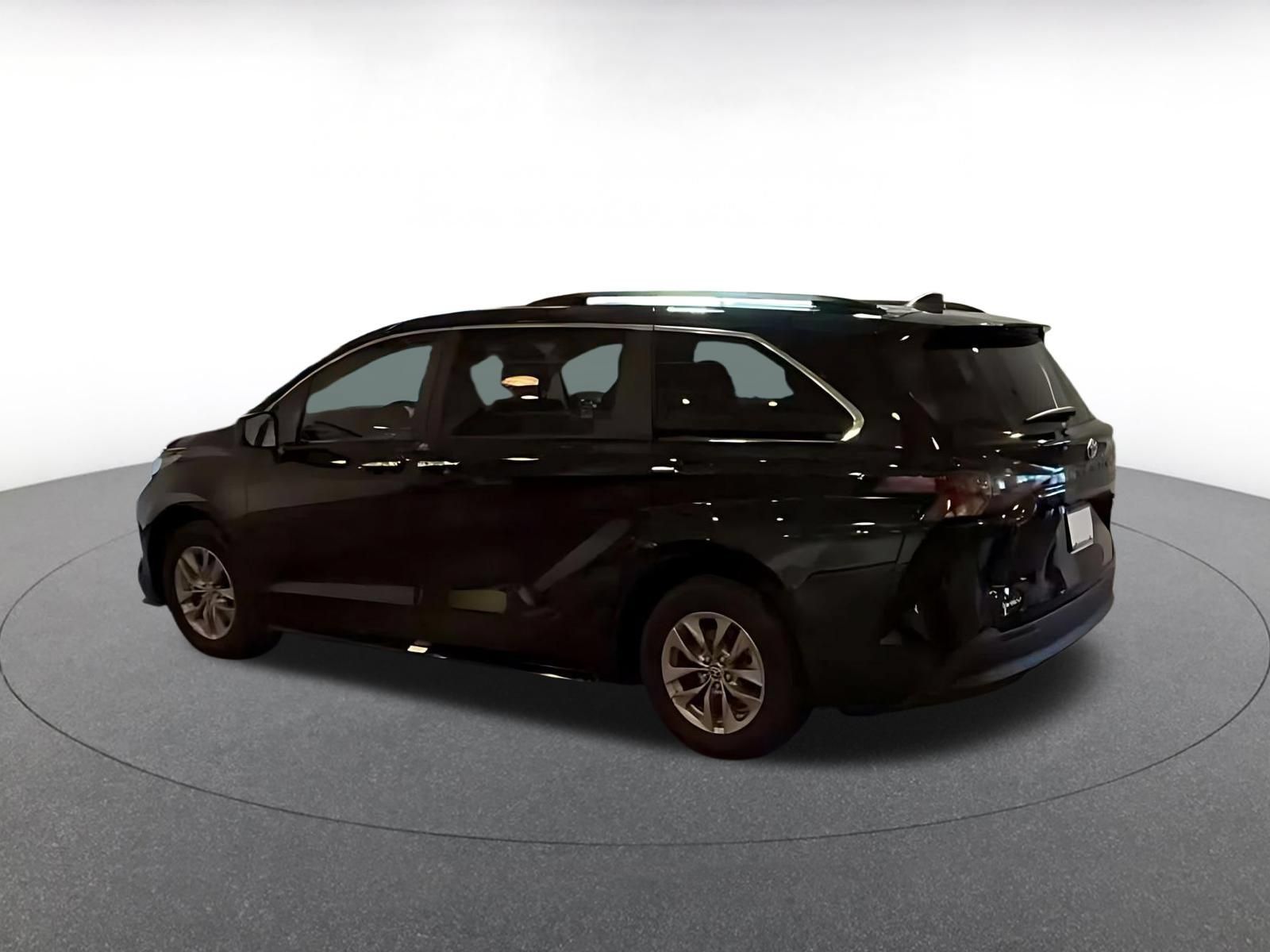 Used 2025 Toyota Sienna XLE FWD image 14