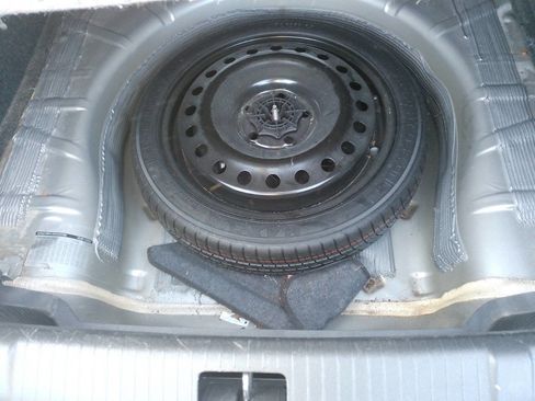 Used 2011 Buick LaCrosse CXL image 25