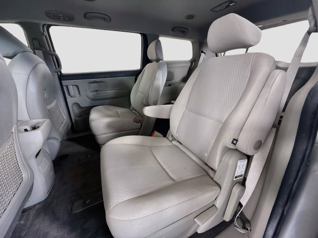 Used 2018 Kia Sedona L FWD image 23