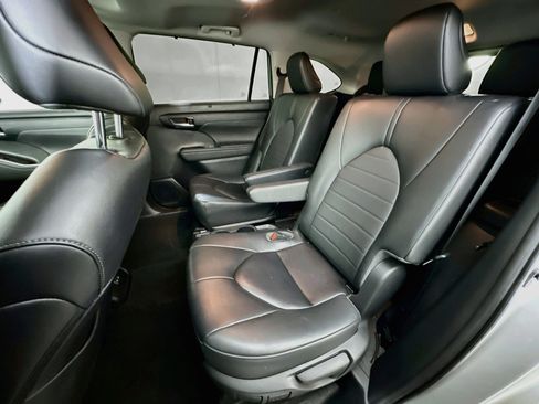 Used 2023 Toyota Highlander XLE FWD image 28