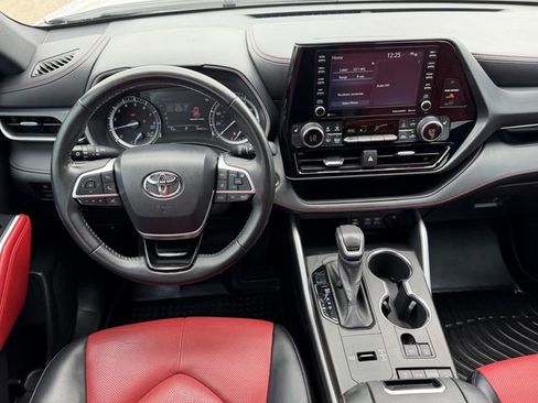 Used 2022 Toyota Highlander XSE FWD image 10