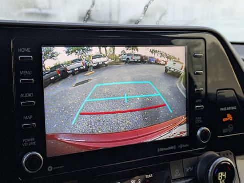 Certified 2021 Toyota Highlander XLE image 24