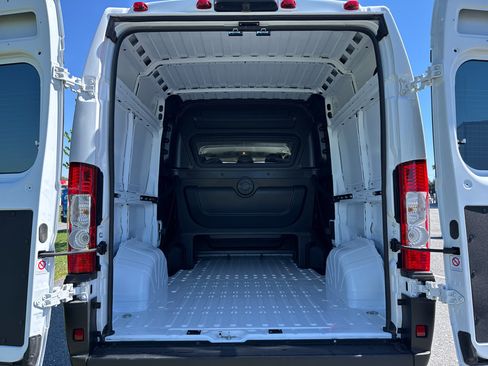 New 2026 RAM ProMaster 1500 w/ Crew Van Package FWD image 9