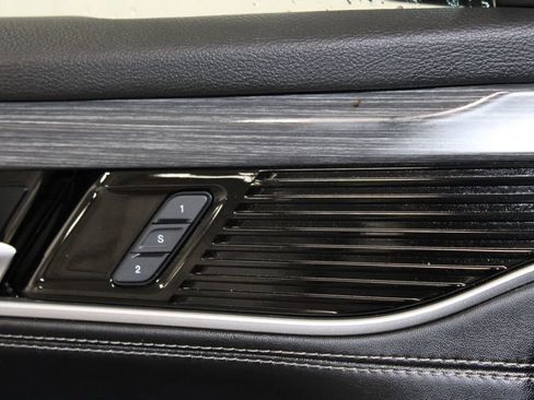 Used 2023 Jeep Wagoneer L Series II image 40