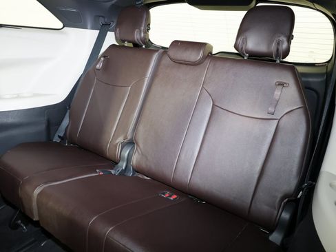 Used 2021 Toyota Sienna Platinum image 12