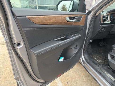 Used 2024 Volkswagen Atlas SE w/ Panoramic Sunroof Package image 8