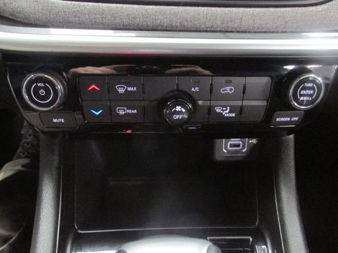 Used 2024 Jeep Compass Latitude image 33