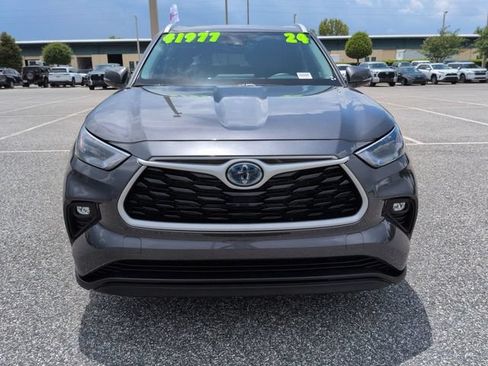 Certified 2024 Toyota Highlander XLE FWD image 9