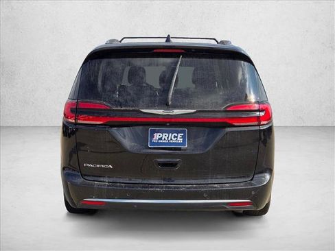 Used 2021 Chrysler Pacifica Touring-L image 6
