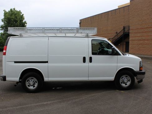 Used 2017 Chevrolet Express 3500 RWD image 5