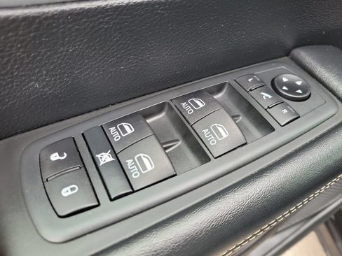 Used 2020 Chrysler Pacifica Limited w/ Advanced Safetytec Group FWD image 21