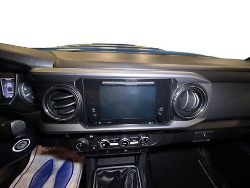 Used 2017 Toyota Tacoma TRD Sport w/ Tow Package AWD/4WD image 10
