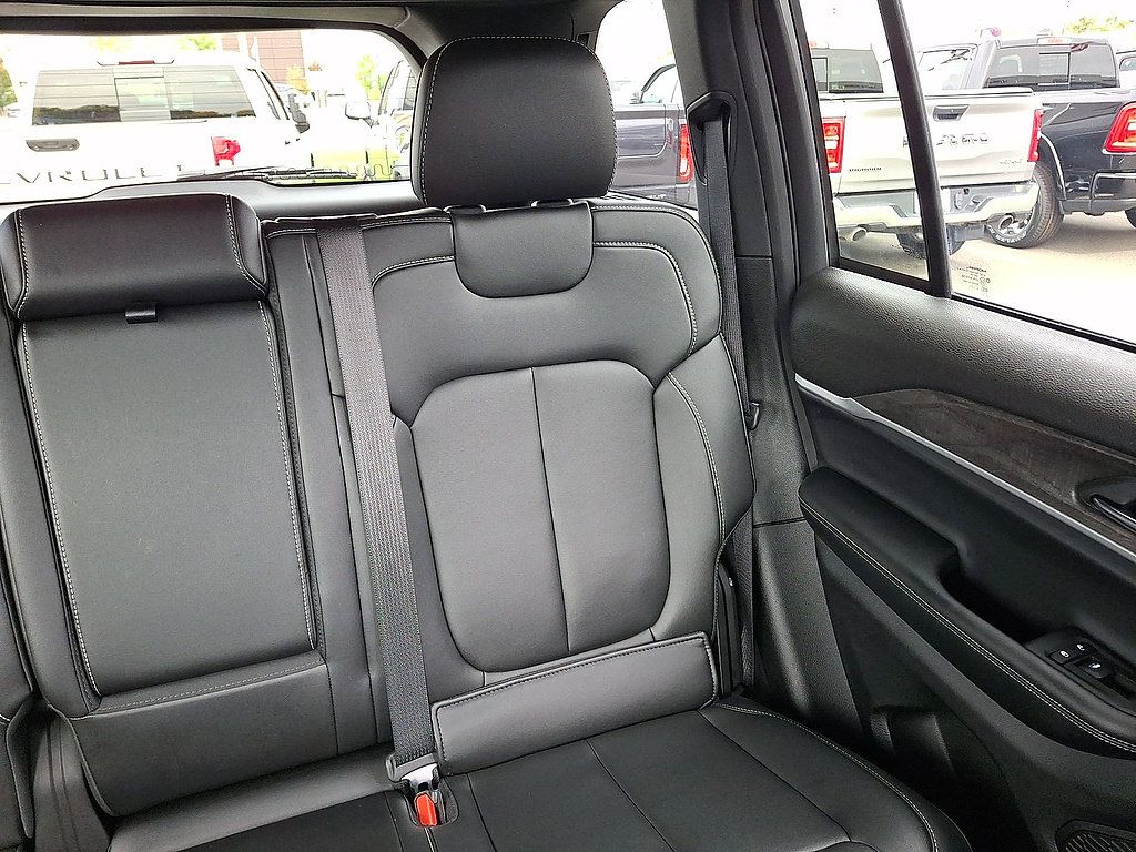 Used 2025 Jeep Grand Cherokee Limited AWD/4WD image 14