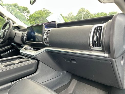 Used 2025 Ford Expedition Platinum w/ Driver's Package AWD/4WD image 16
