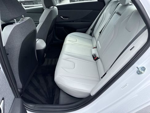 Certified 2025 Hyundai Elantra Limited FWD image 23