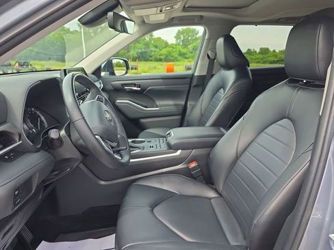 Used 2022 Toyota Highlander XLE AWD/4WD image 18