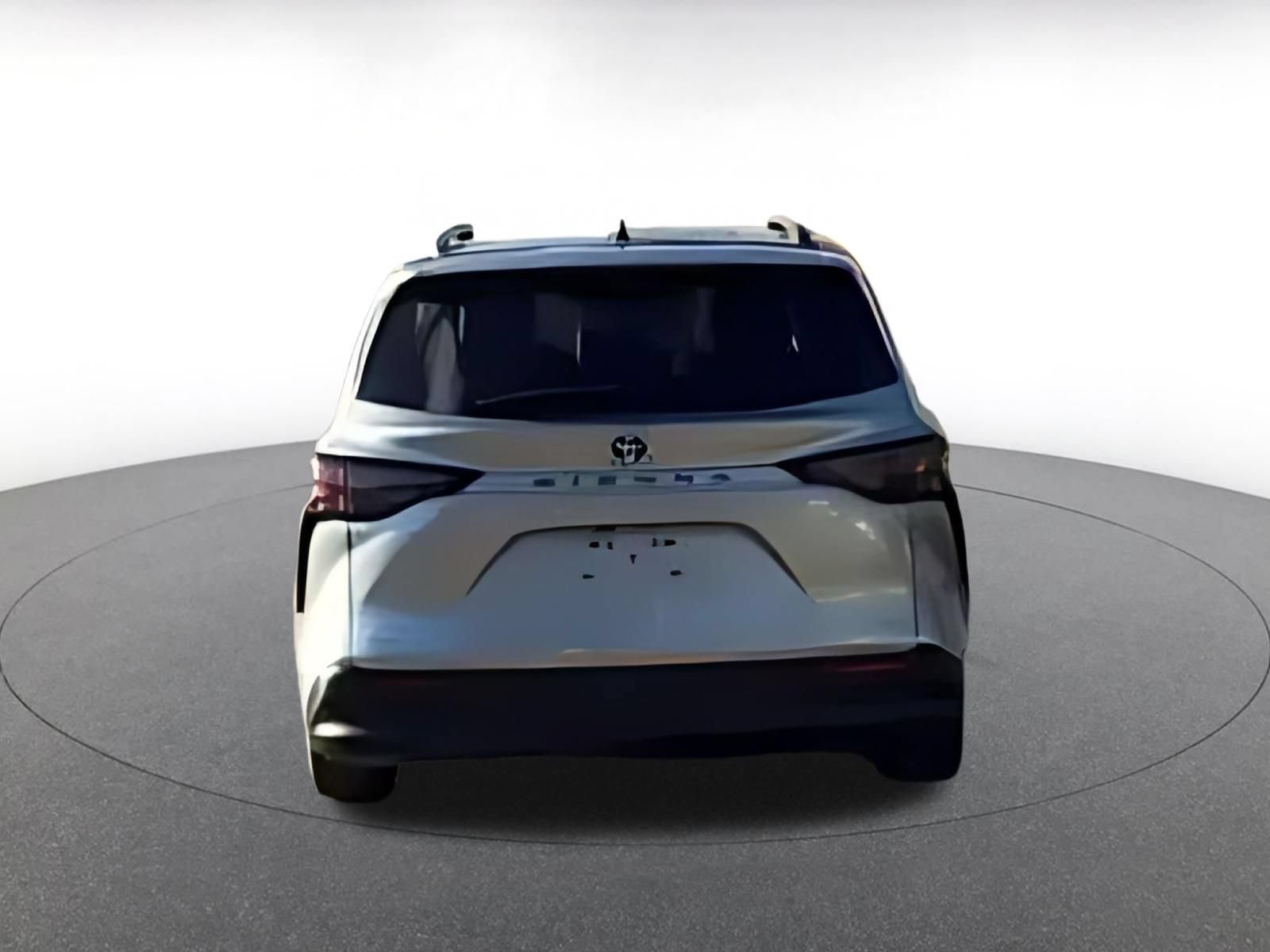 Used 2025 Toyota Sienna XLE FWD image 15
