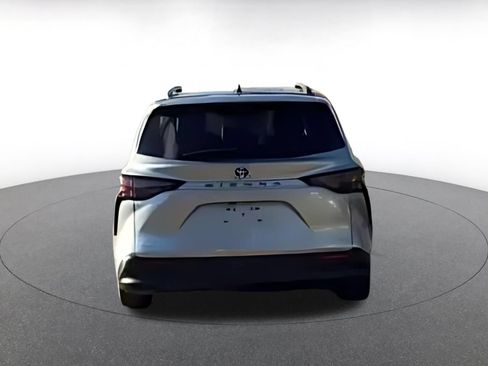 Used 2025 Toyota Sienna XLE FWD image 15