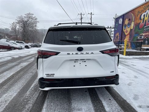 Used 2025 Toyota Sienna XSE image 4