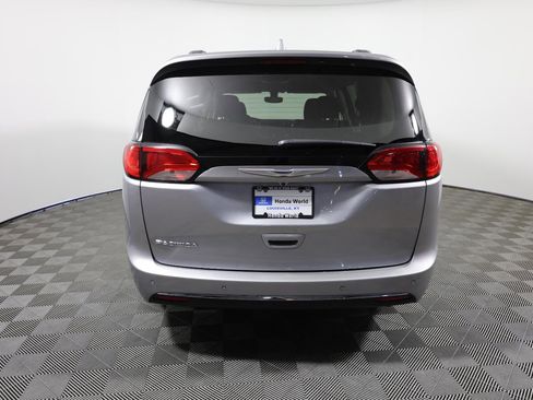 Used 2019 Chrysler Pacifica Touring-L image 6