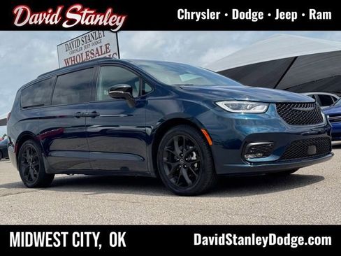 Used 2025 Chrysler Pacifica Limited FWD image 1