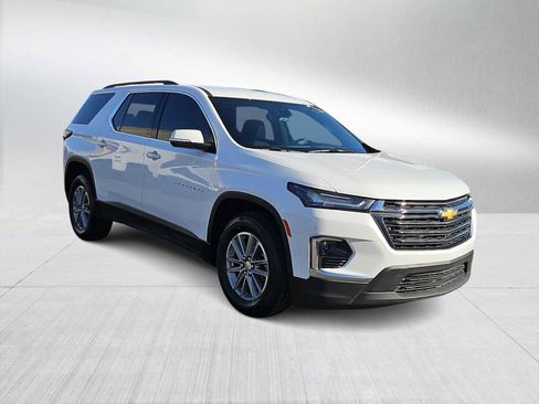 Used 2023 Chevrolet Traverse LT image 2