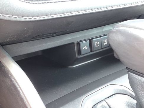 Used 2021 Toyota Highlander XLE FWD image 17