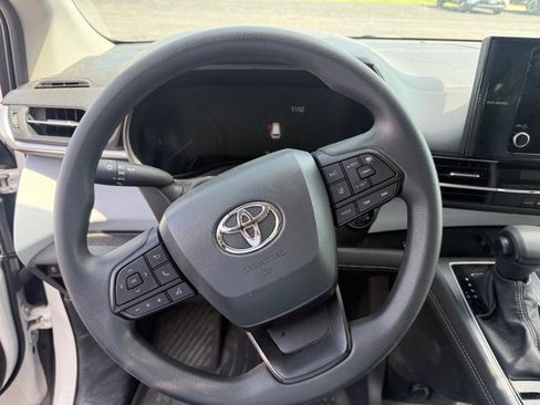 Used 2025 Toyota Sienna LE AWD/4WD image 8