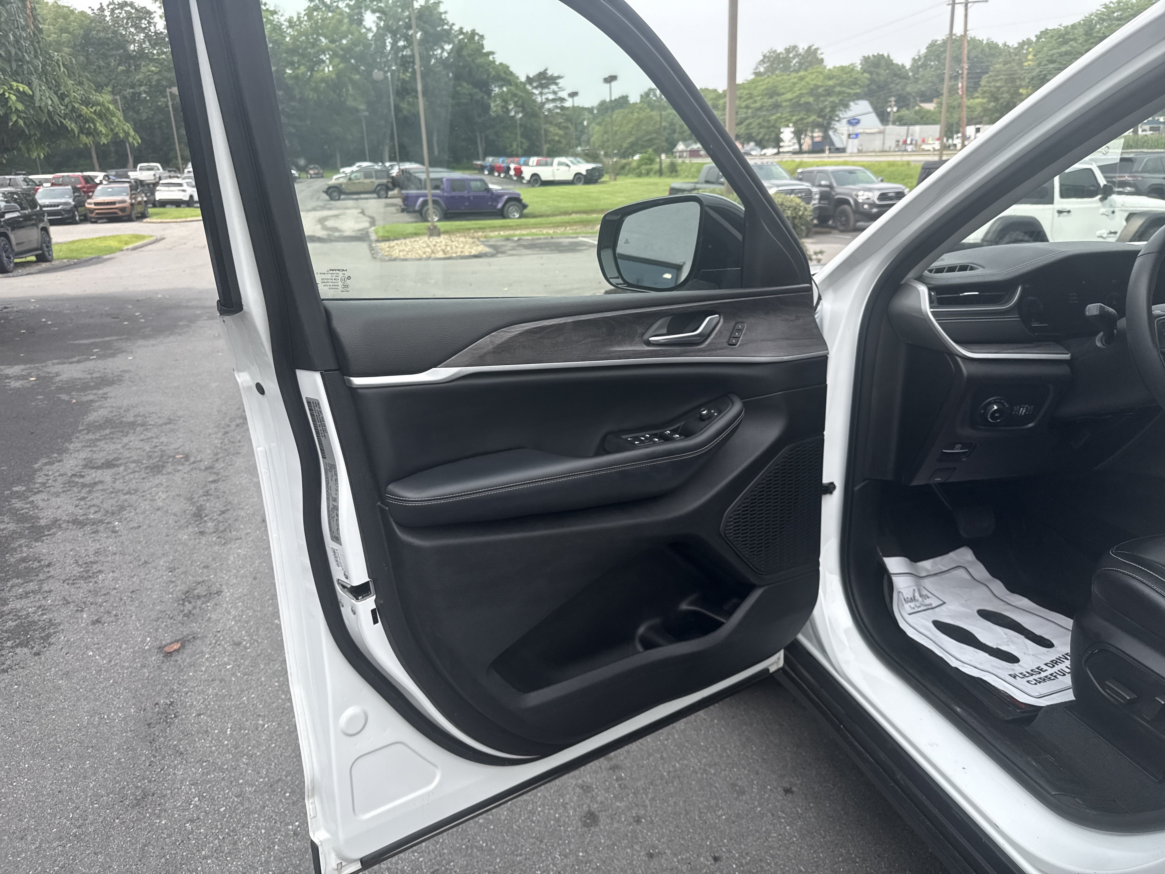 Used 2023 Jeep Grand Cherokee Limited AWD/4WD image 15