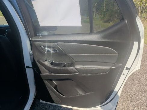 Used 2023 Chevrolet Traverse LT image 10