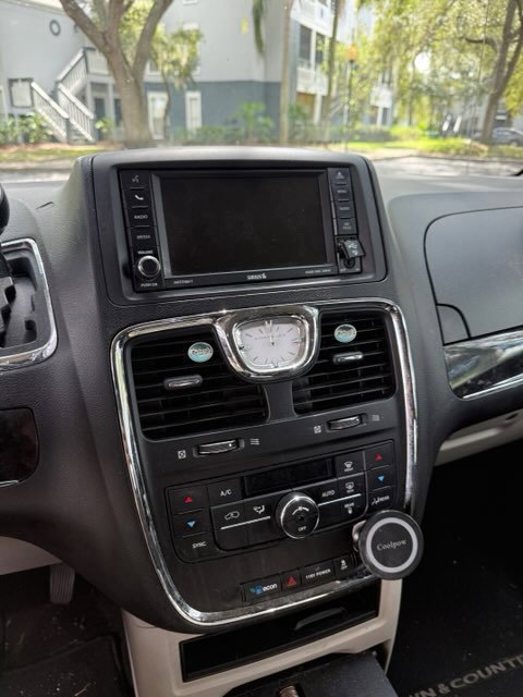 Used 2014 Chrysler Town & Country Touring FWD image 10