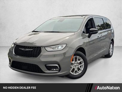 Used 2025 Chrysler Pacifica Select