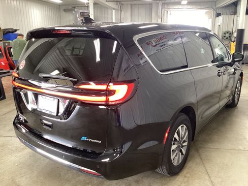 Used 2024 Chrysler Pacifica Limited FWD image 7