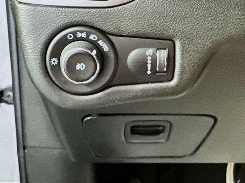 Used 2019 Jeep Cherokee Latitude w/ Popular Appearance Group FWD image 10