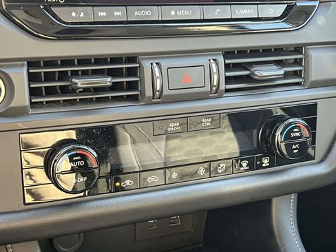 Used 2023 Nissan Pathfinder S image 29