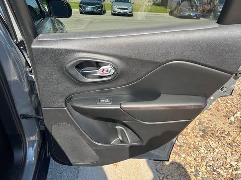 Used 2019 Jeep Cherokee Trailhawk w/ Cold Weather Group AWD/4WD image 27