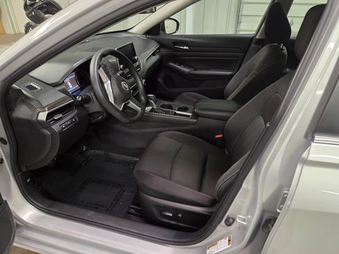 Used 2025 Nissan Altima 2.5 SV FWD image 14