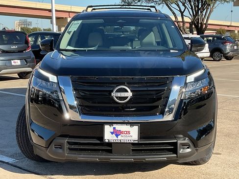 New 2025 Nissan Pathfinder SV image 3