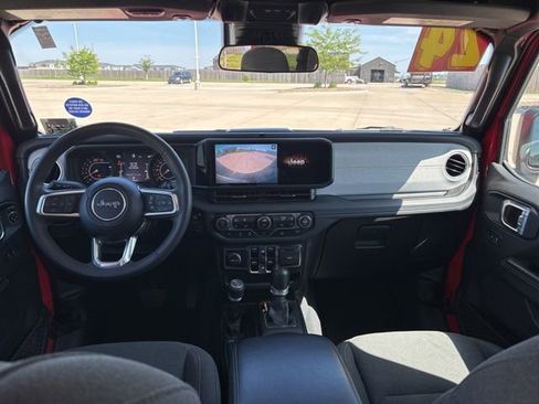 Used 2024 Jeep Wrangler Unlimited Sahara AWD/4WD image 16