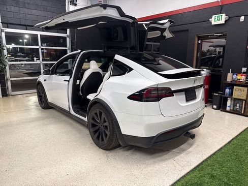 Used 2022 Tesla Model X Plaid image 3