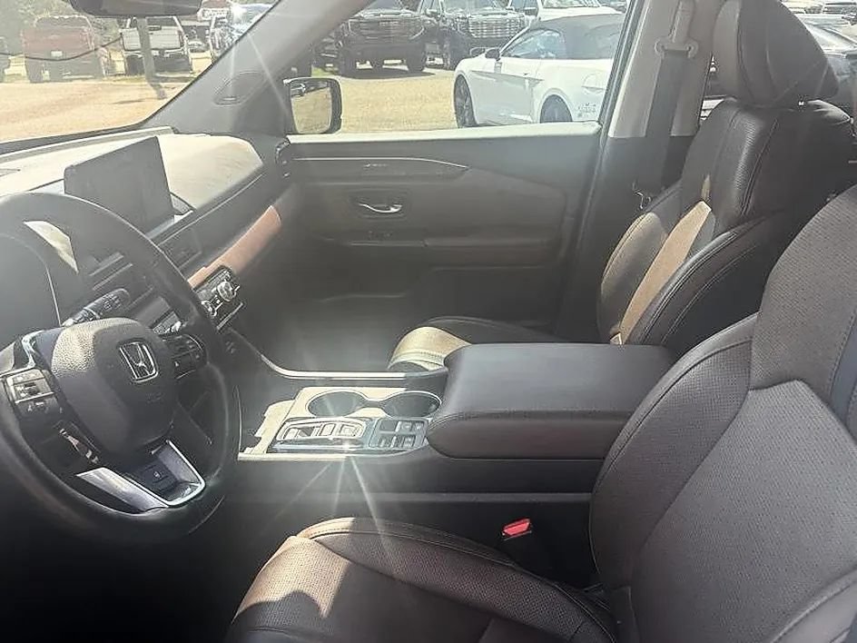 Used 2025 Honda Pilot Elite image 16