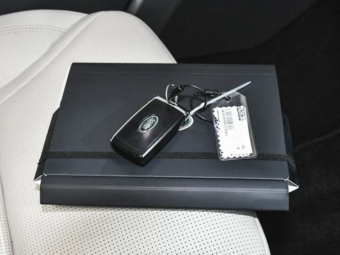 Used 2025 Land Rover Discovery S image 72