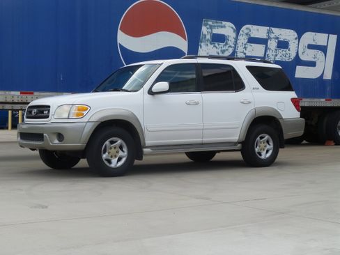 Used 2001 Toyota Sequoia SR5 image 1