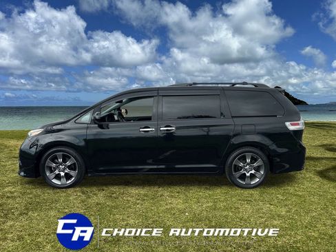 Used 2016 Toyota Sienna SE image 3